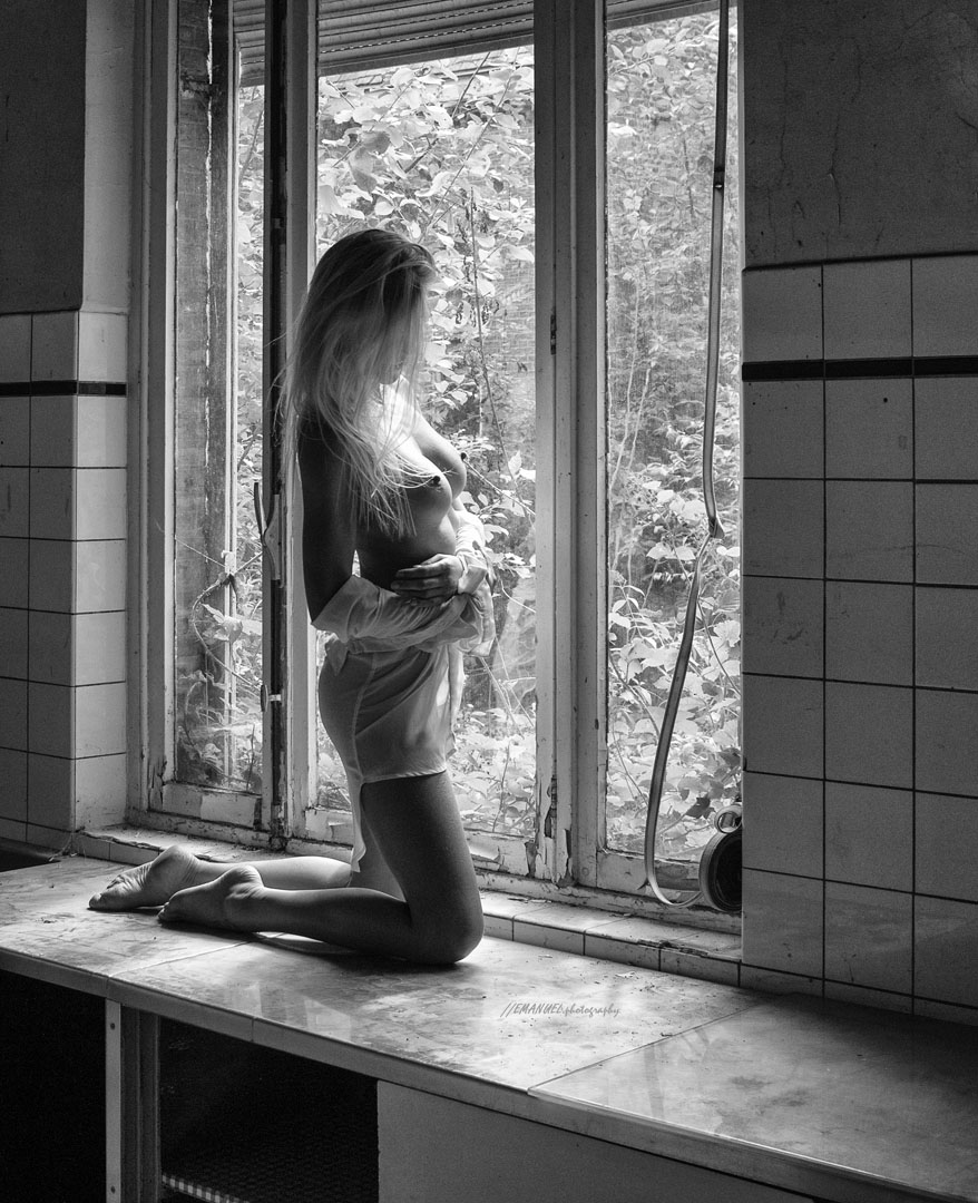 Dafne van der Boon in sexy raam pose